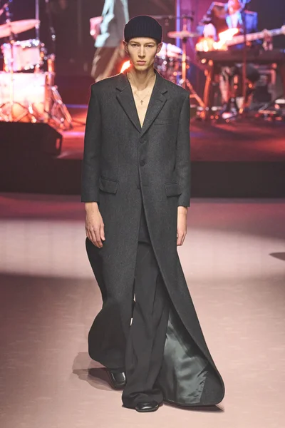 Look 10